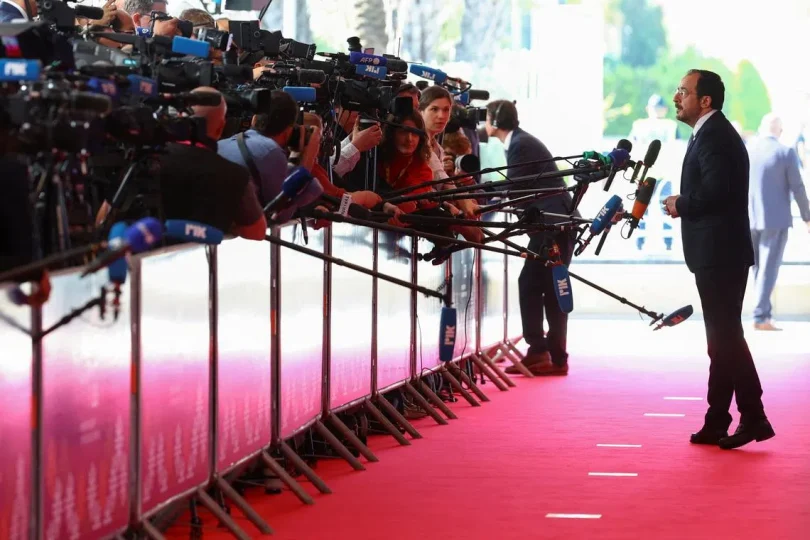 3742758b670ddb21482bb59a6b8c177b88ba14bb35e6efb39afef58a4a8a718e