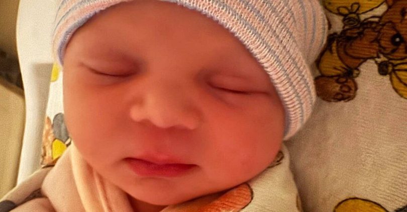 baby on board paramedics help passenger give birth just before flight lands