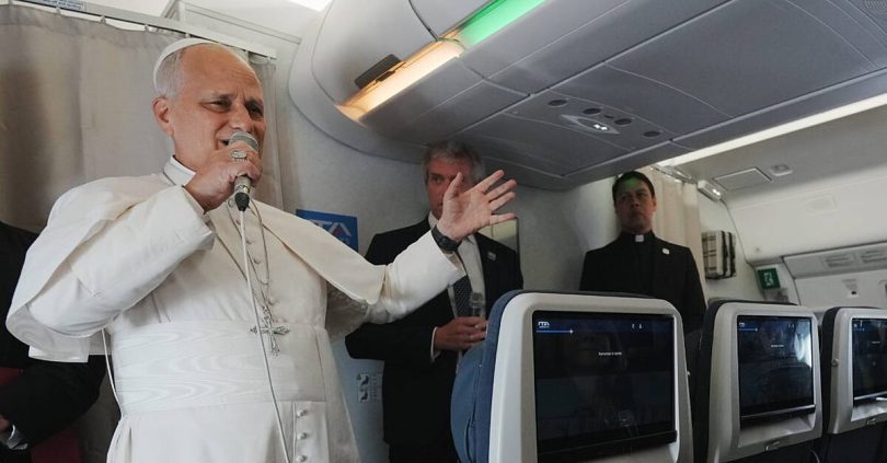 pope urges us and iran to return to peace talks