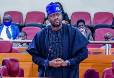 1779041418 Desmond Elliot