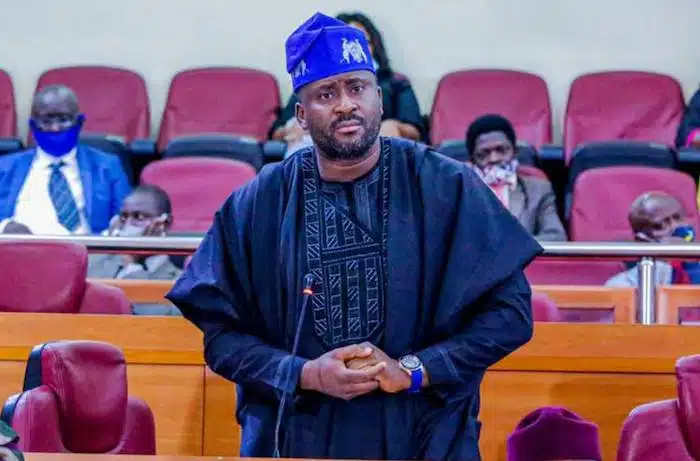 1779041418 Desmond Elliot