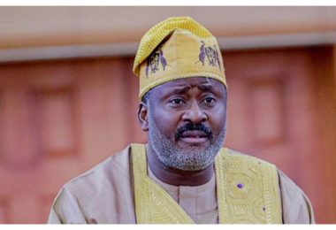 1779084021 Desmond Elliot