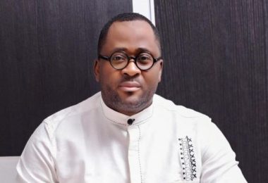 1779198035 Desmond Elliot