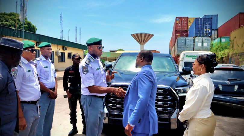 Customs officicials 1536x856 1
