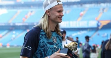 Manchester Citys Norwegian striker 09 Erling Haaland poses after receiving the Golden Boot award