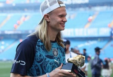 Manchester Citys Norwegian striker 09 Erling Haaland poses after receiving the Golden Boot award