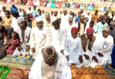 Muslims praying 2