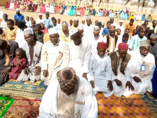 Muslims praying 2