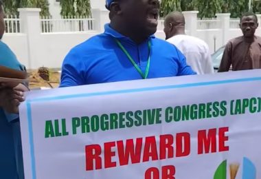 The man prtesting at APC secretariat e1777625752390
