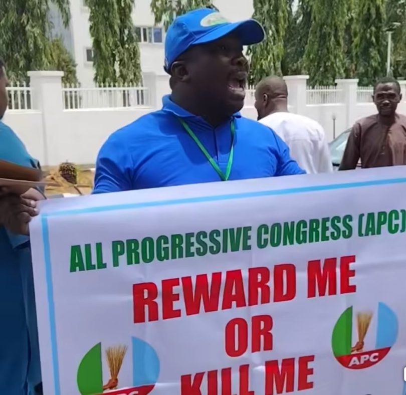 The man prtesting at APC secretariat e1777625752390