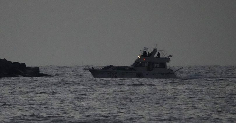 israel begins deporting hundreds of flotilla activists