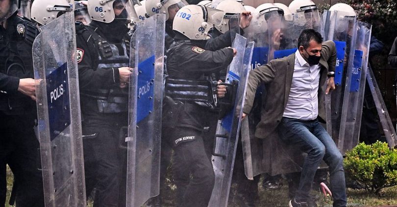 turkish police fire tear gas as they storm offices of main opposition party