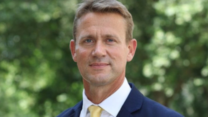 1781624729 Peter Vowles