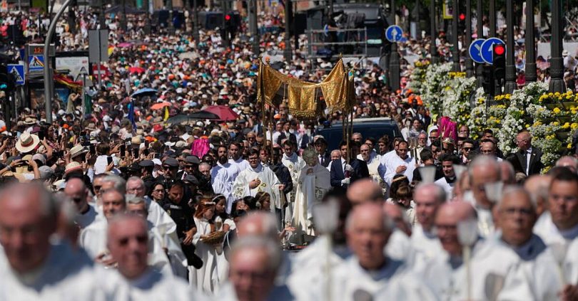 1m flood madrid s streets to watch pope s procession along flower carpeted route