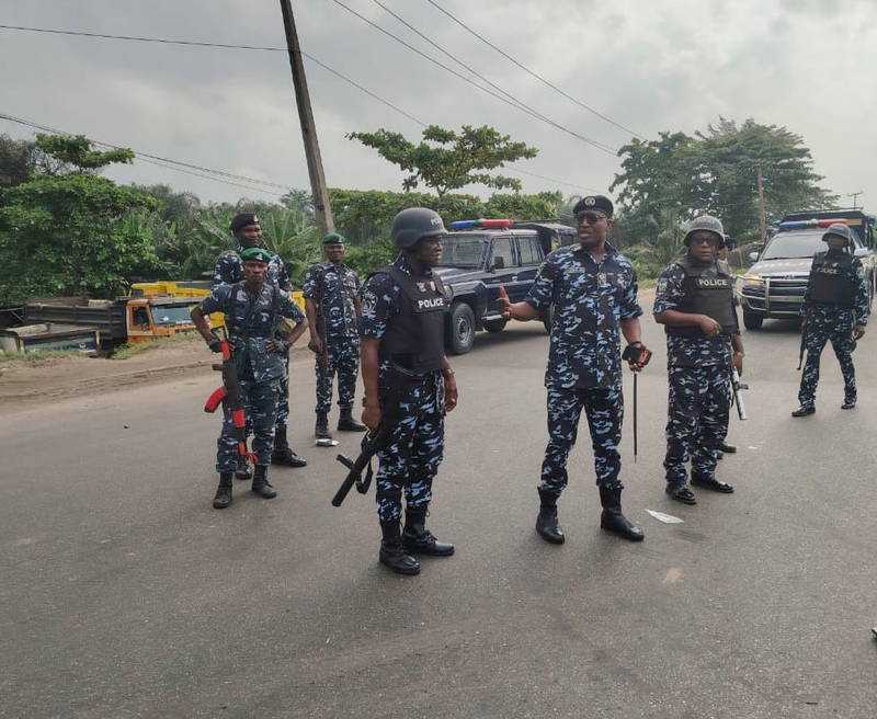 Lagos police at Otto Ijanikin