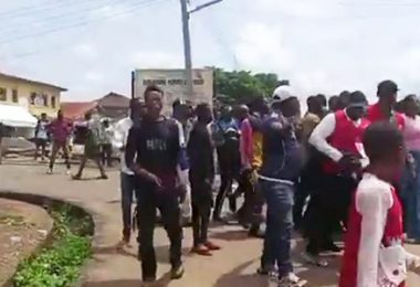 Youths Chase EFCC Operatives