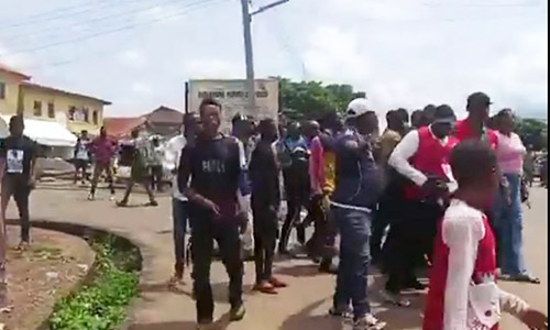 Youths Chase EFCC Operatives