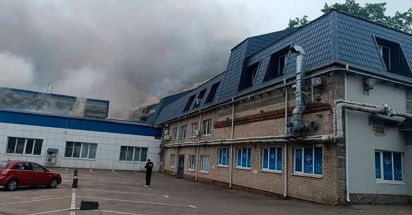 ukraine hits moscow oil refinery and disrupts commercial flights in drone attack