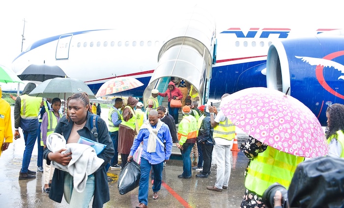 FG Completes Evacuation Of 801 Nigerians From South Africa Using Air Peace Flights