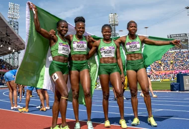 Gold medallists Nigerias Tobi Amusan Nigerias Favour Ofili 1
