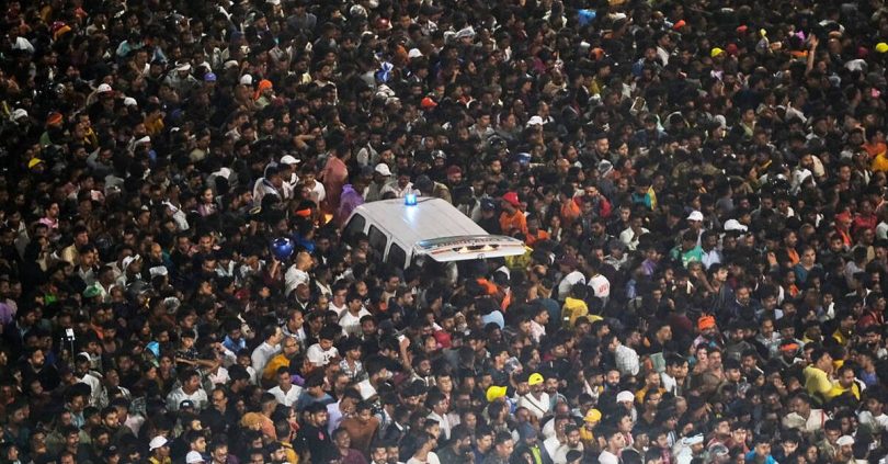 crowd surge at hindu festival in india leaves one dead