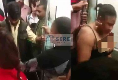delhi metro woman strips 1