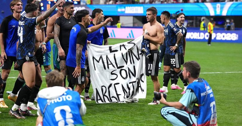 downing street backs calls for fifa probe after argentina players wave falklands banner