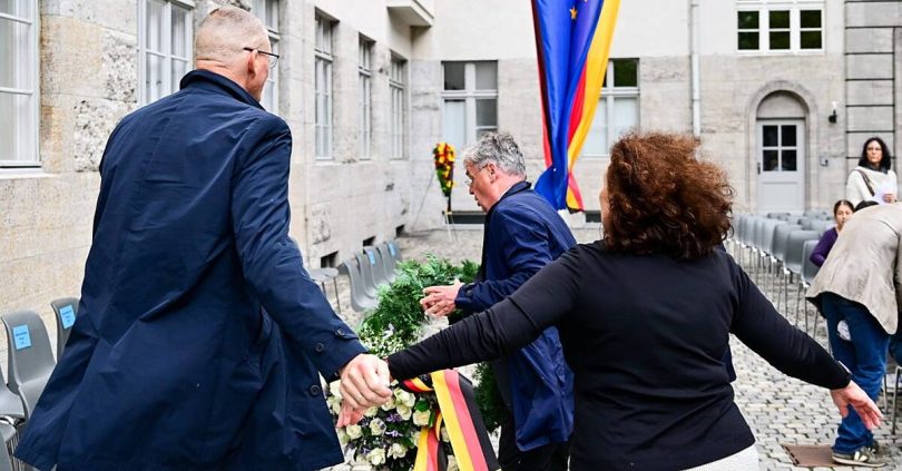 relative of hitler opponent tries to remove far right party s wreath at memorial