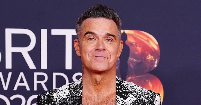 robbie williams pokes fun at deeply unprofessional blunder in world cup show