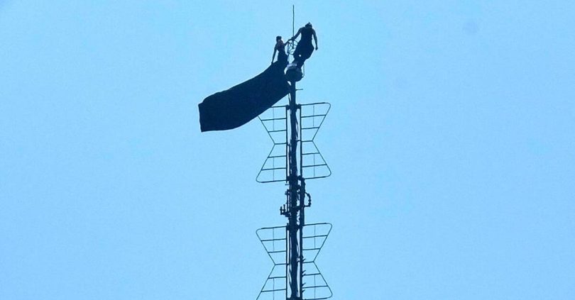 two arrested after unfurling love banner on empire state building antenna