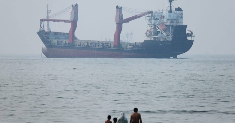 us and iran vie for control of strait of hormuz