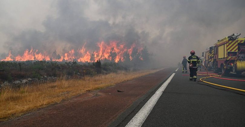 wildfire forces another 55 000 people to evacuate in southwest france